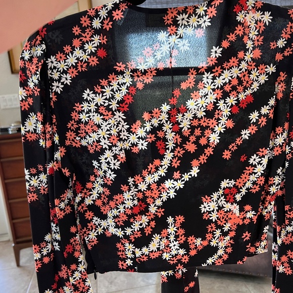 Zoie Floral Sheer Knot-Front Black Crop Top Size 0 - Picture 6 of 12